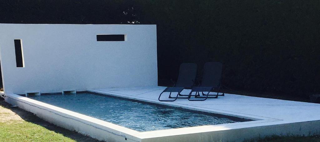 two chairs sitting next to a swimming pool at L'Esperluette in Suze-la-Rousse