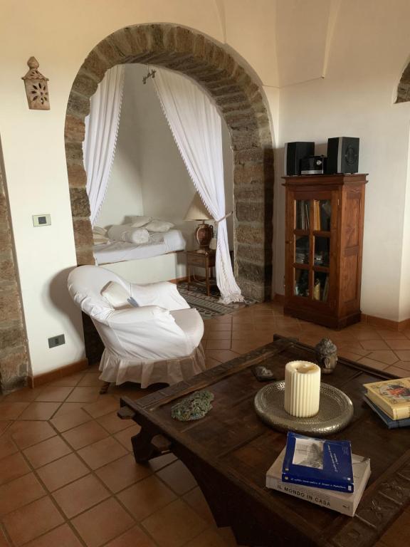 salon ze stołem i łóżkiem w obiekcie Dammuso Oriente w mieście Pantelleria