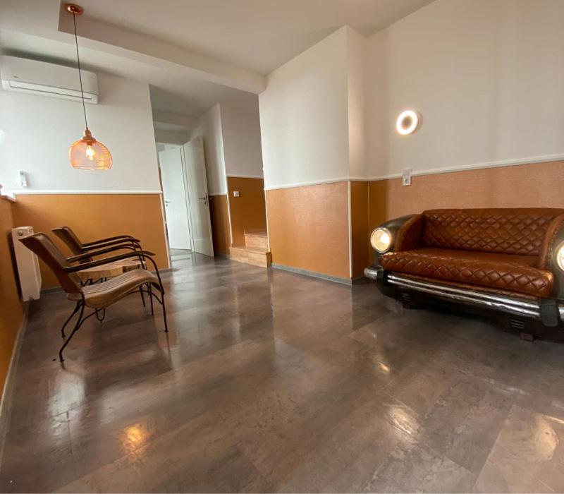 een woonkamer met een bank en een stoel bij Ferienhaus Berlin in Berlijn