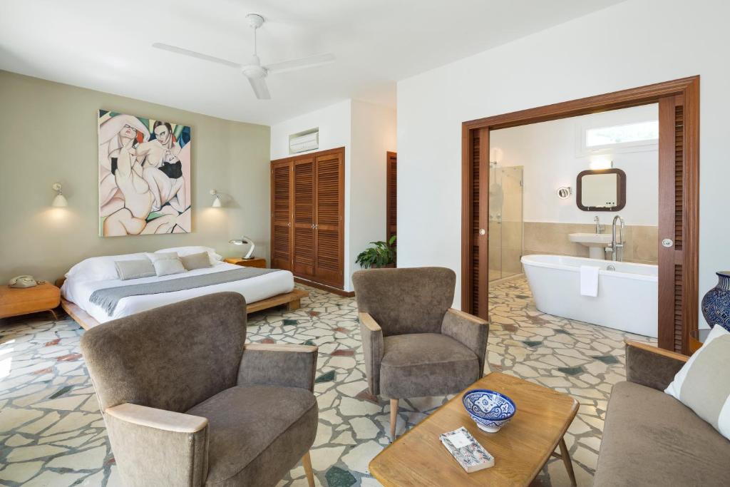 a hotel room with a bed and a bath tub at Hotel Punta Sur in Tarifa