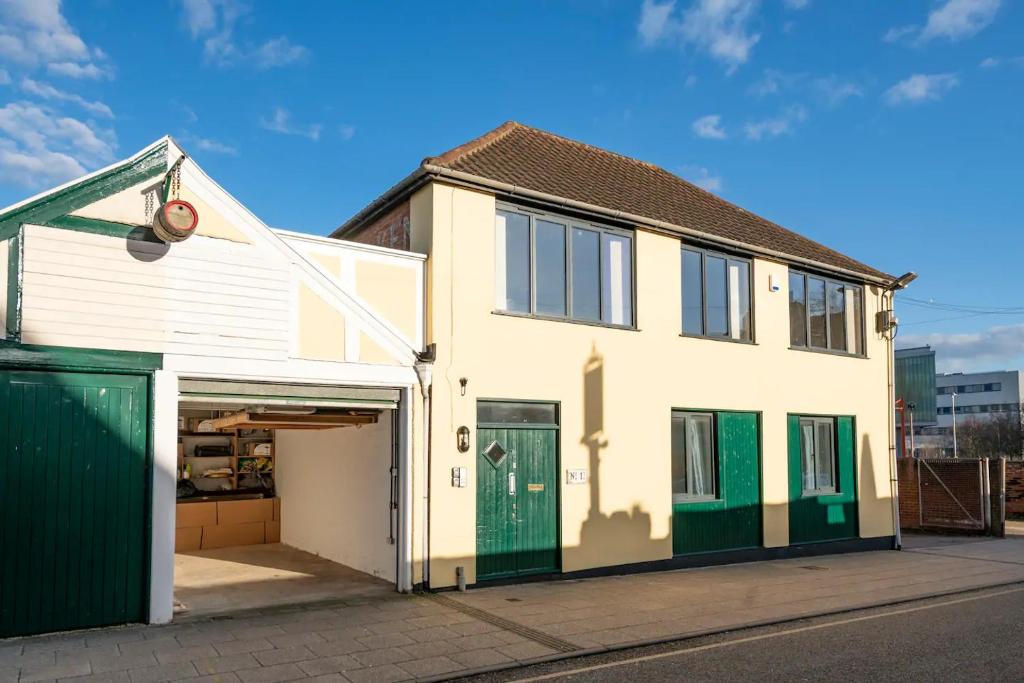 Stunning Apartment with Courtyard Near The Waterfront Ipswich 5