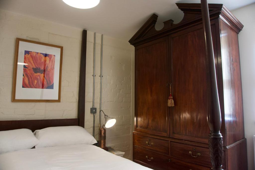 Stunning Apartment with Courtyard Near The Waterfront Ipswich 2