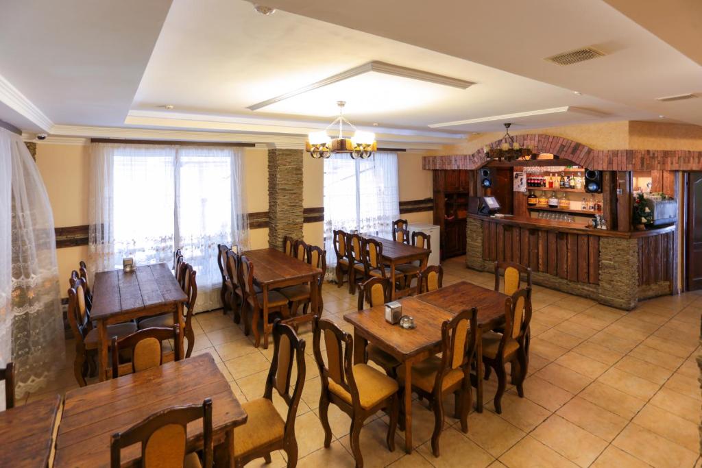 Lounge nebo bar v ubytování Хата Магната та Смерекова Хата