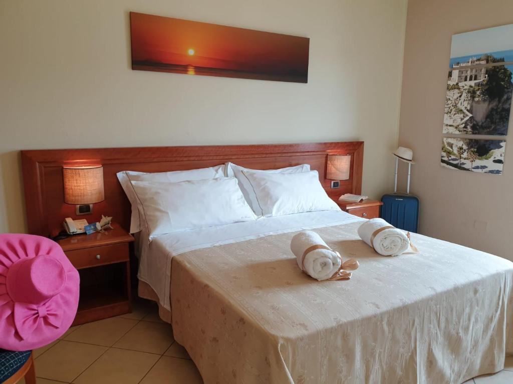 Postel nebo postele na pokoji v ubytování La Bussola Hotel Calabria