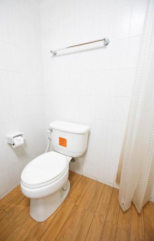 Uma casa de banho em Luckswan Resort Chiang Rai - SHA Extra Plus