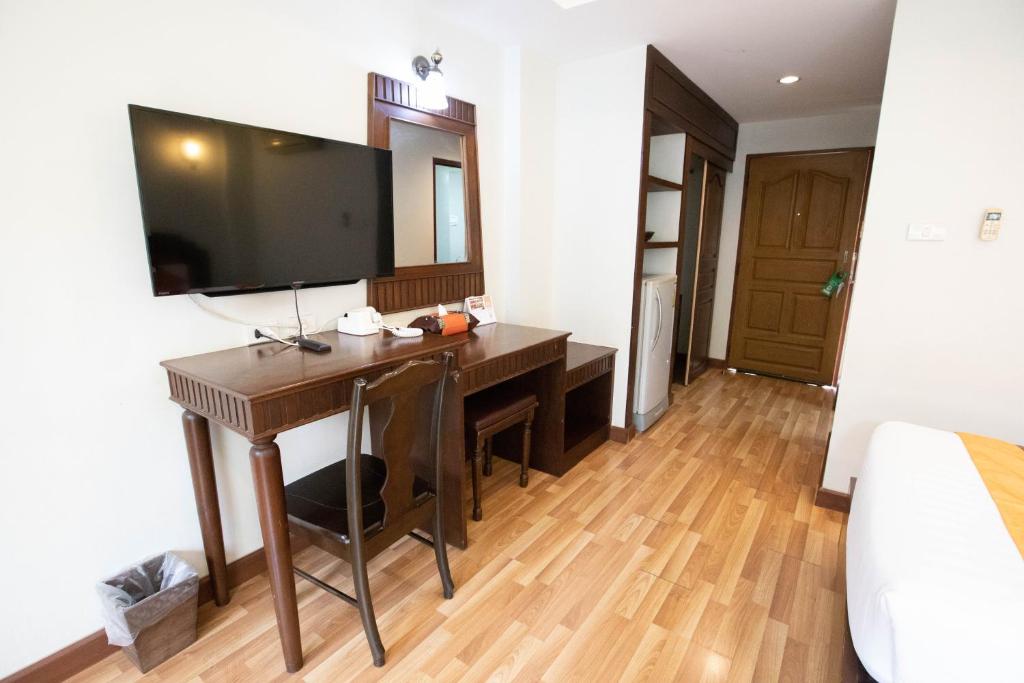 Uma televisão e/ou sistema de entretenimento em Luckswan Resort Chiang Rai - SHA Extra Plus
