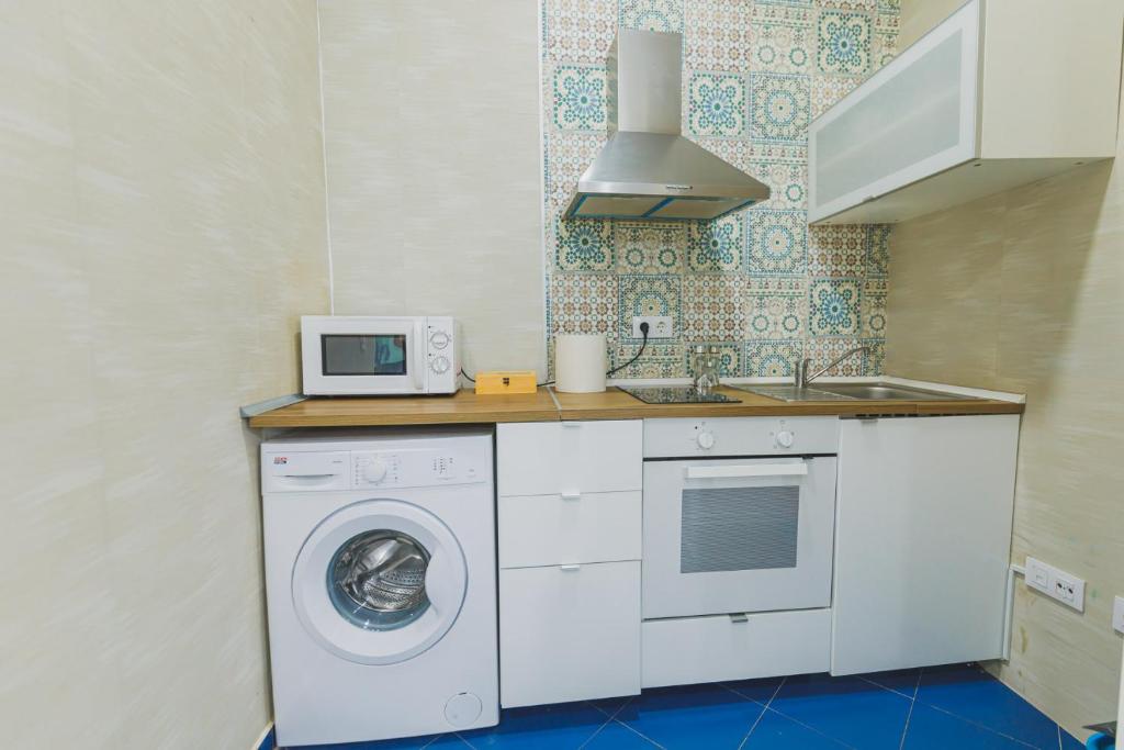 A kitchen or kitchenette at Apartamentos casa palacio
