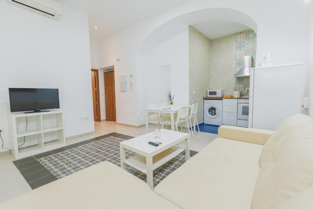 A kitchen or kitchenette at Apartamentos casa palacio