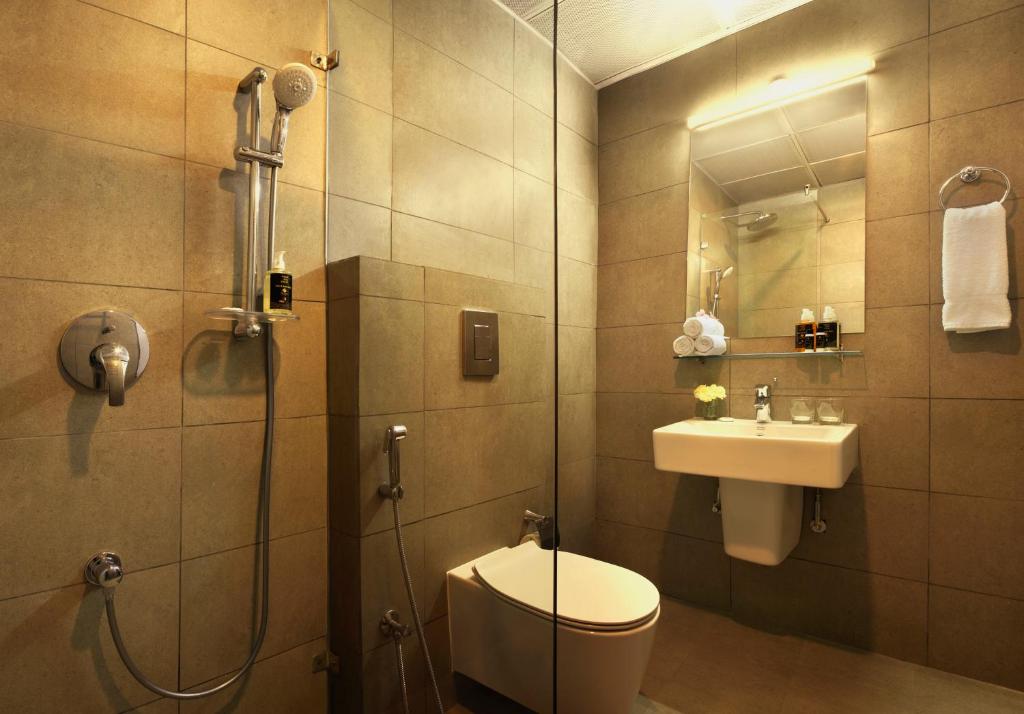 斋浦尔Click Hotel Jaipur, Raja Park的带淋浴、马桶和水槽的浴室