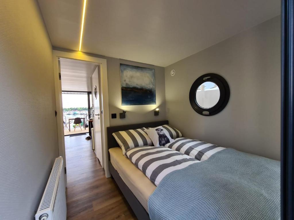 Säng eller sängar i ett rum på Otter Comfort klasse XL Houseboat