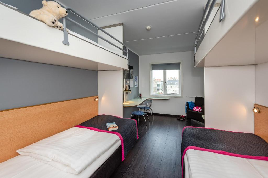 Postel nebo postele na pokoji v ubytování Cabinn Aalborg