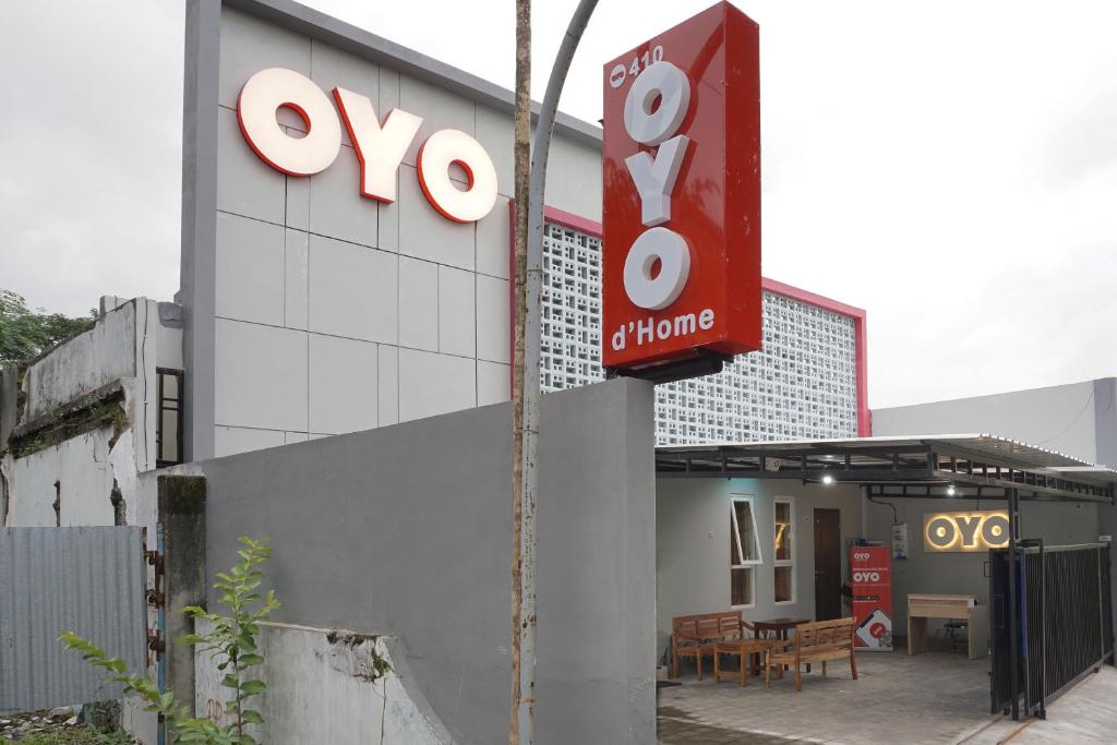 un cartel en el costado de un edificio en Hotel O DeHome Family, en Yogyakarta