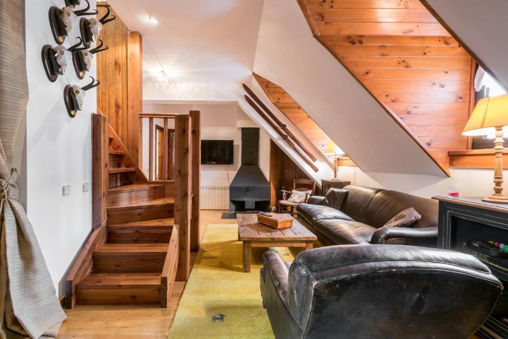 un salon avec un canapé et un escalier dans l'établissement Noguera by Totiaran, à Naut Aran