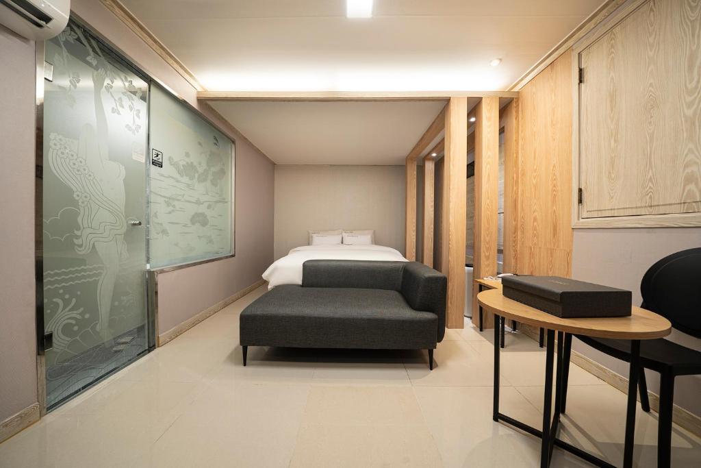 Postel nebo postele na pokoji v ubytování Suwon Sunstar Hotel