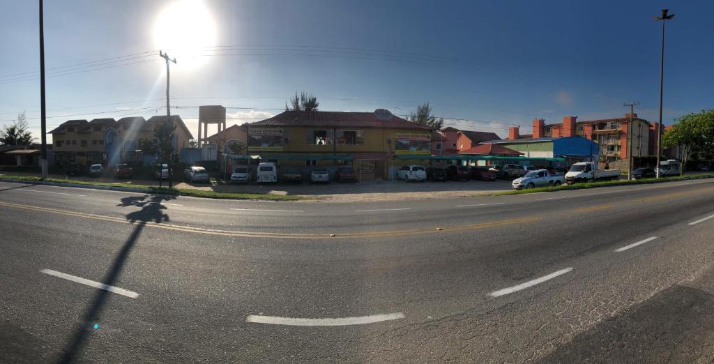 una calle vacía en un pueblo con un edificio en Pousada Beira Mar, en Rio das Ostras