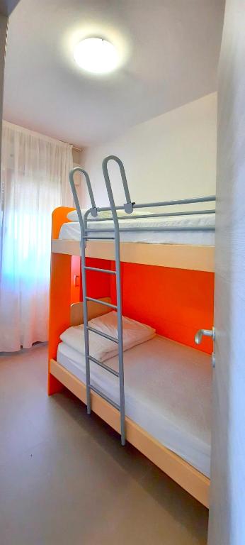 Postel nebo postele na pokoji v ubytování Appartamenti Benaco La Portella by Gardadomusmea
