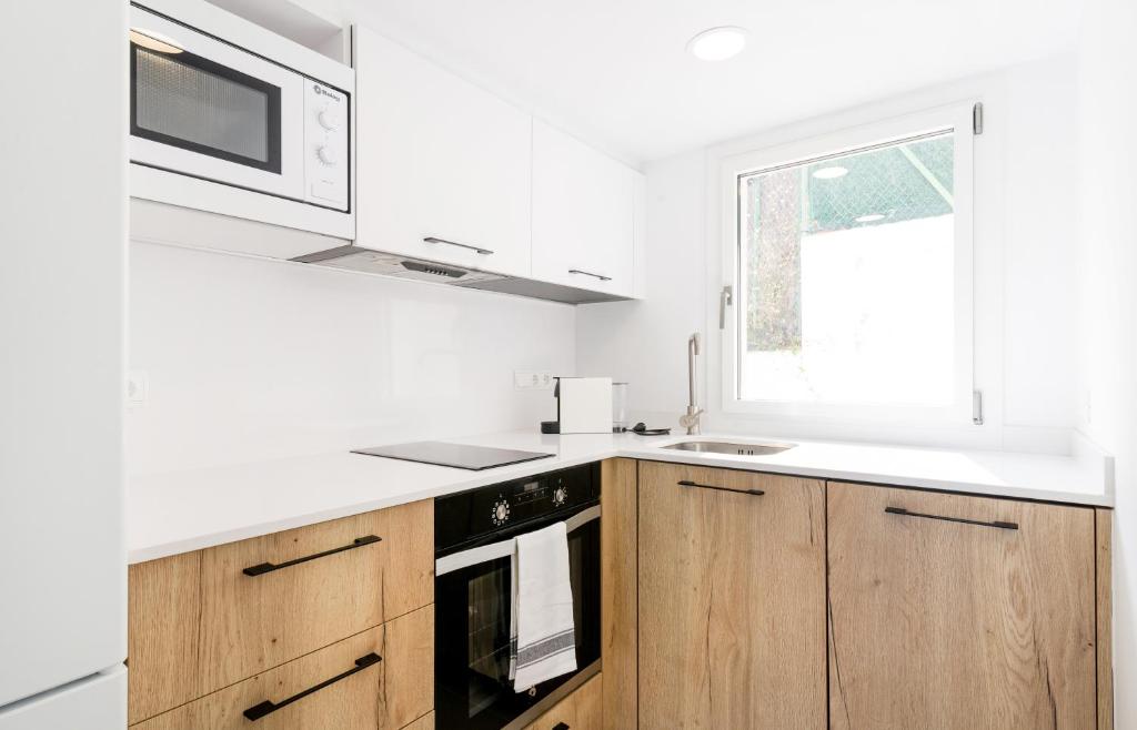 Kuchyň nebo kuchyňský kout v ubytování Vela Blanca SA RIERA duplex w private parking