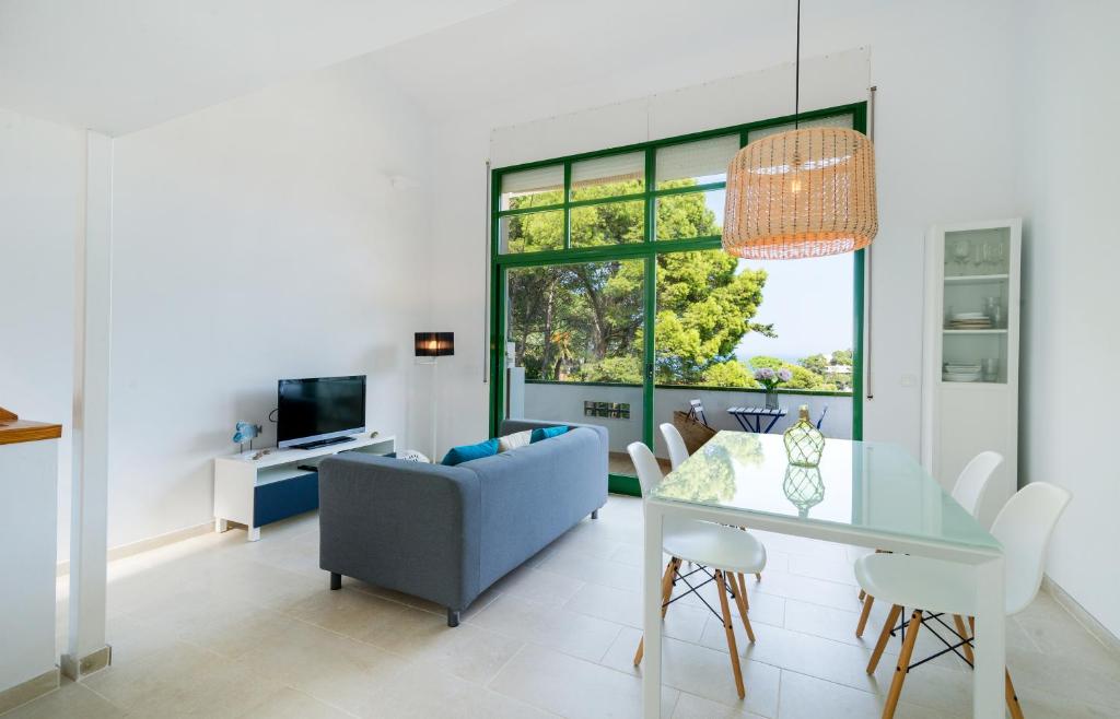 TV a/nebo společenská místnost v ubytování Vela Blanca SA RIERA duplex w private parking