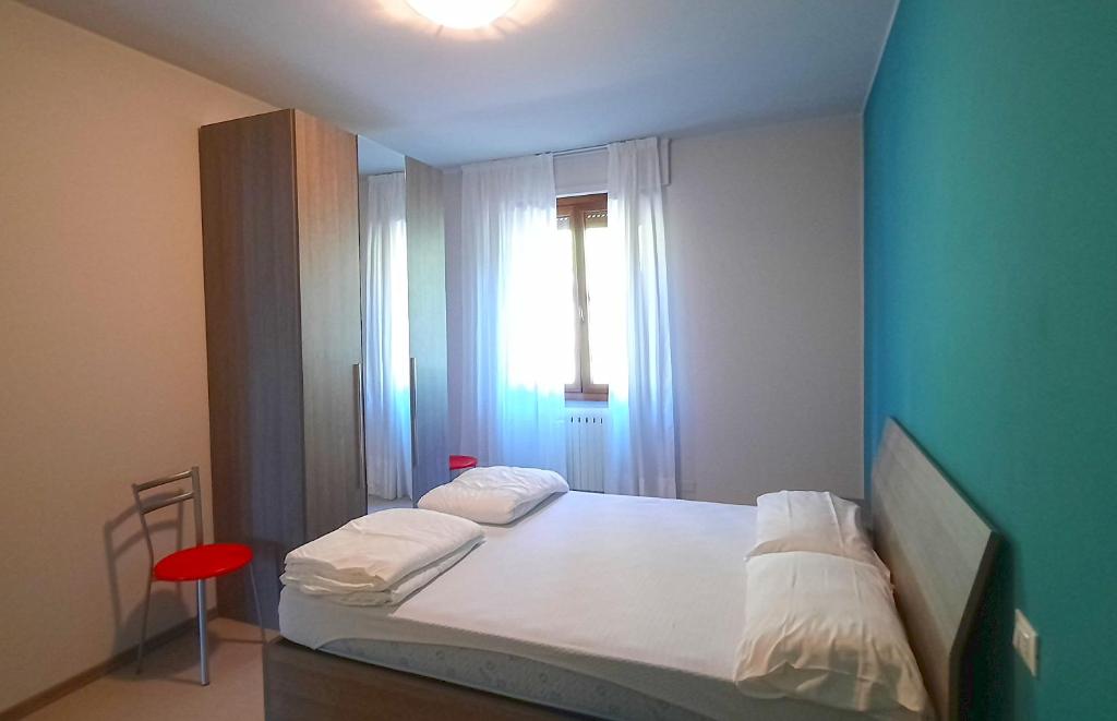 Postel nebo postele na pokoji v ubytování Appartamenti Benaco La Portella by Gardadomusmea