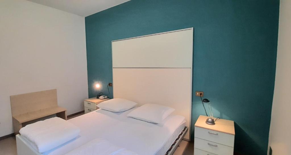 Postel nebo postele na pokoji v ubytování Appartamenti Benaco La Portella by Gardadomusmea