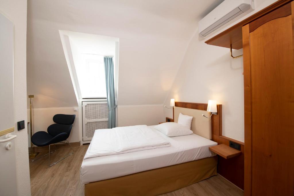Postel nebo postele na pokoji v ubytování Landhotel Kauzenberg