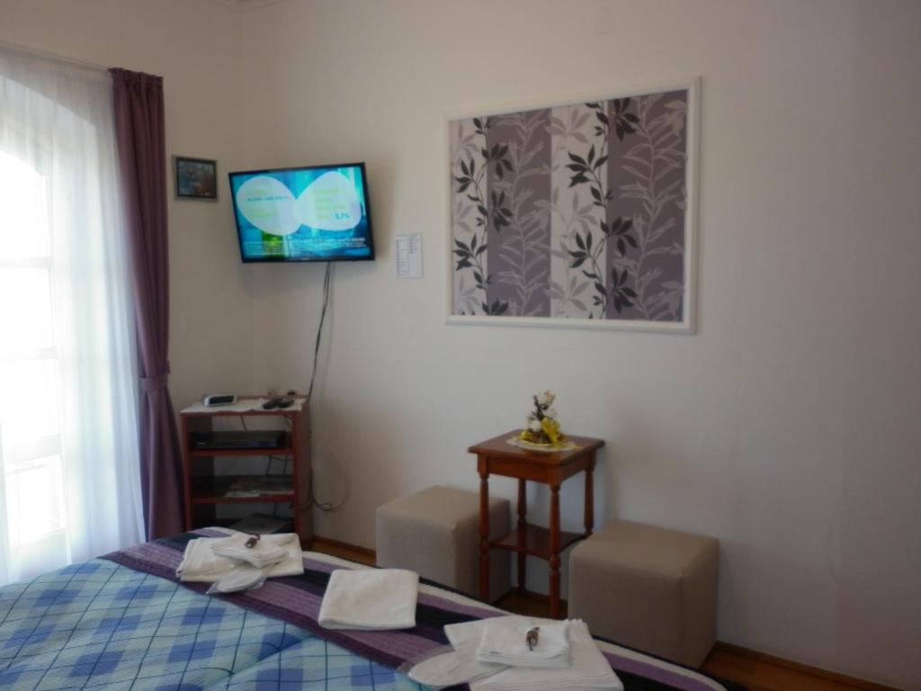 Televízia a/alebo spoločenská miestnosť v ubytovaní Manor Villa