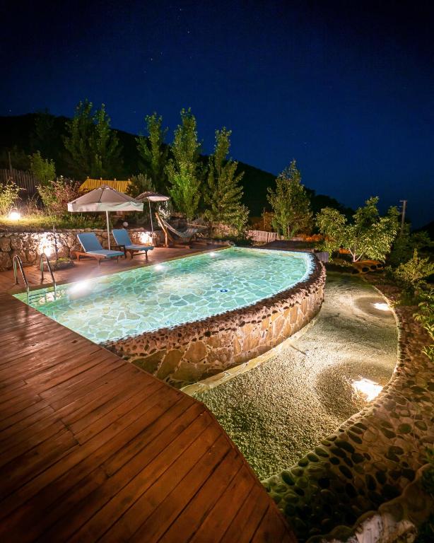 Piscina a Ambar Evleri o a prop