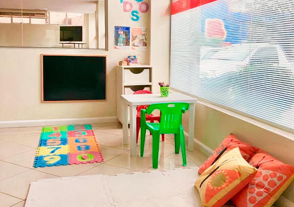 Uma TV ou centro de entretenimento em Hotel Suárez Executive Novo Hamburgo
