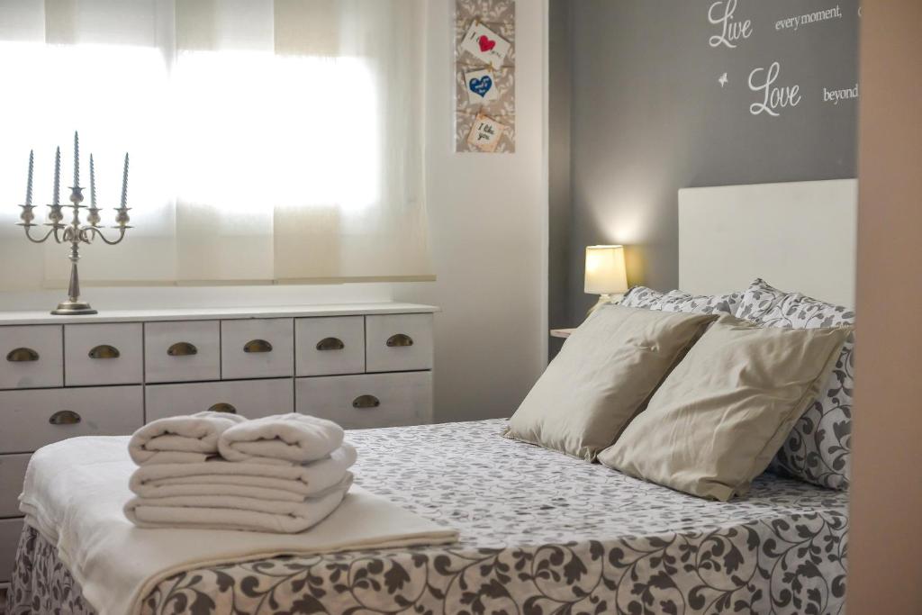ein Schlafzimmer mit einem Bett mit Handtüchern darauf in der Unterkunft Apartamento El Fangar in Deltebre