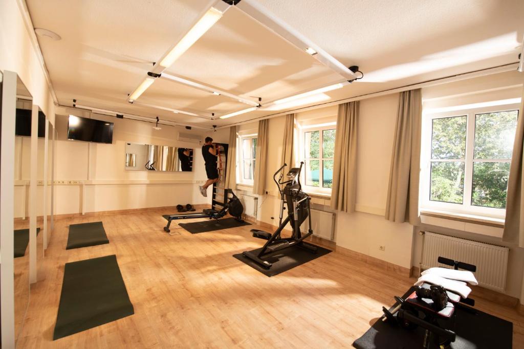 Fitness centrum a/nebo fitness zařízení v ubytování Landhotel Kauzenberg