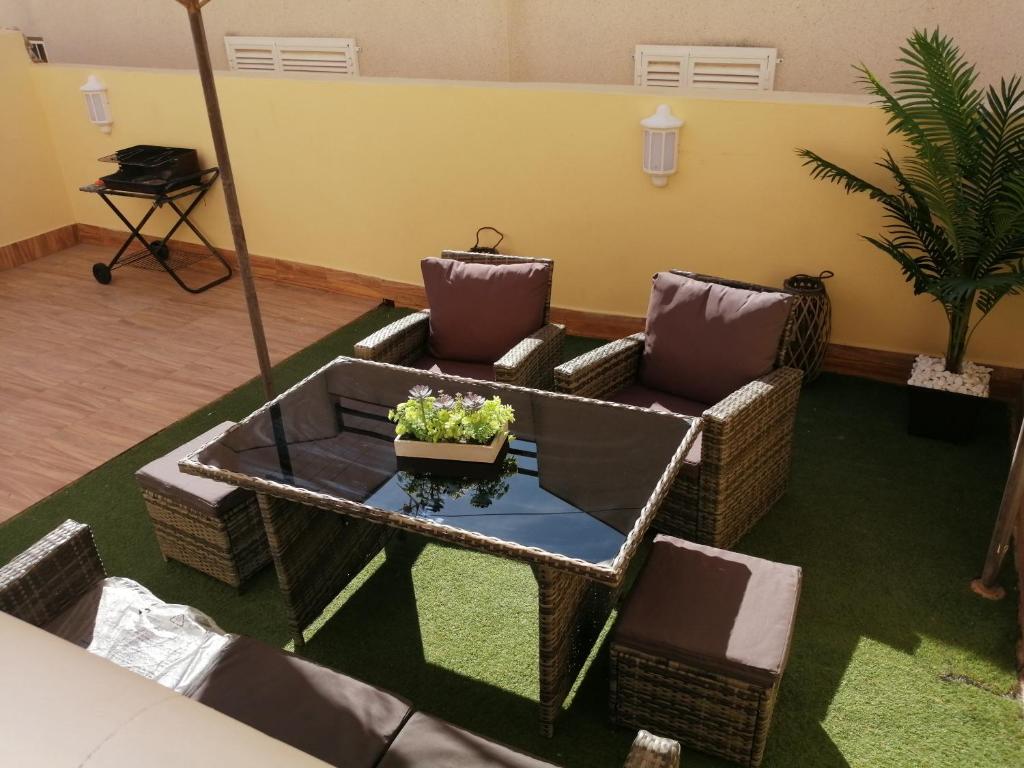 sala de estar con sofá y mesa en Casas Holiday - Los Balcones 2, en Torrevieja