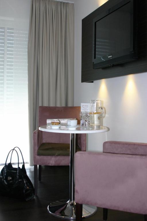 TV a/nebo společenská místnost v ubytování Hotel zur Promenade