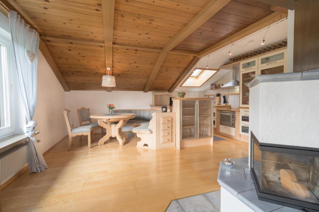 cocina con techos de madera, mesa y sillas en Oberstdorfer Bergwelt 320, en Oberstdorf