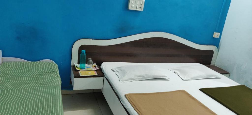 Postel nebo postele na pokoji v ubytování Hotel Rajesh