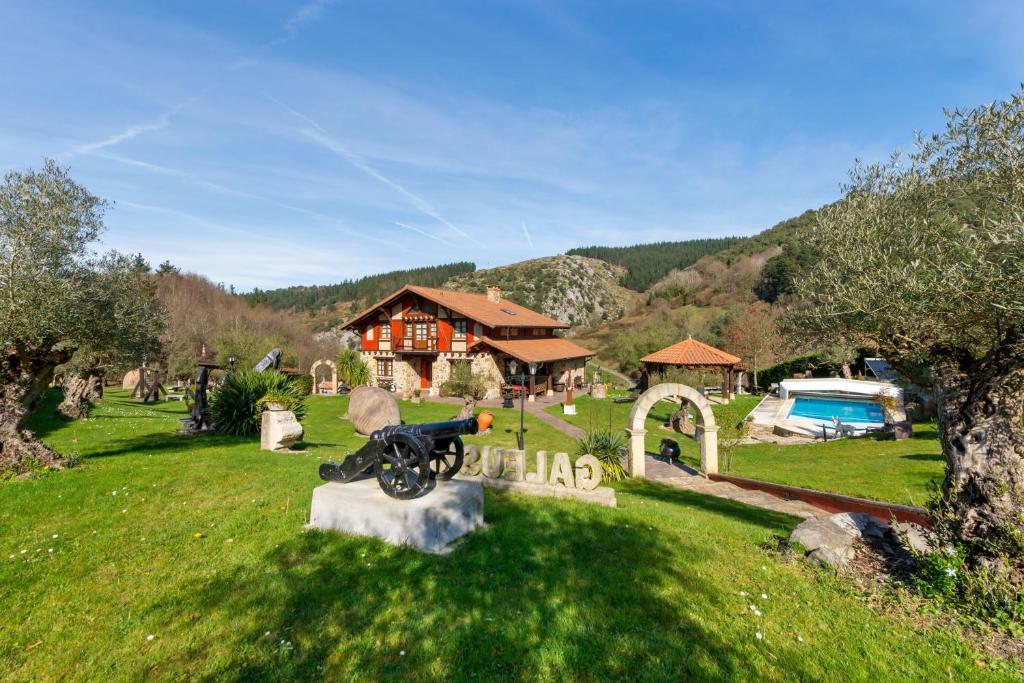 Afbeelding uit fotogalerij van 5 bedrooms villa with city view private pool and enclosed garden at Bizkaia in Emaldia