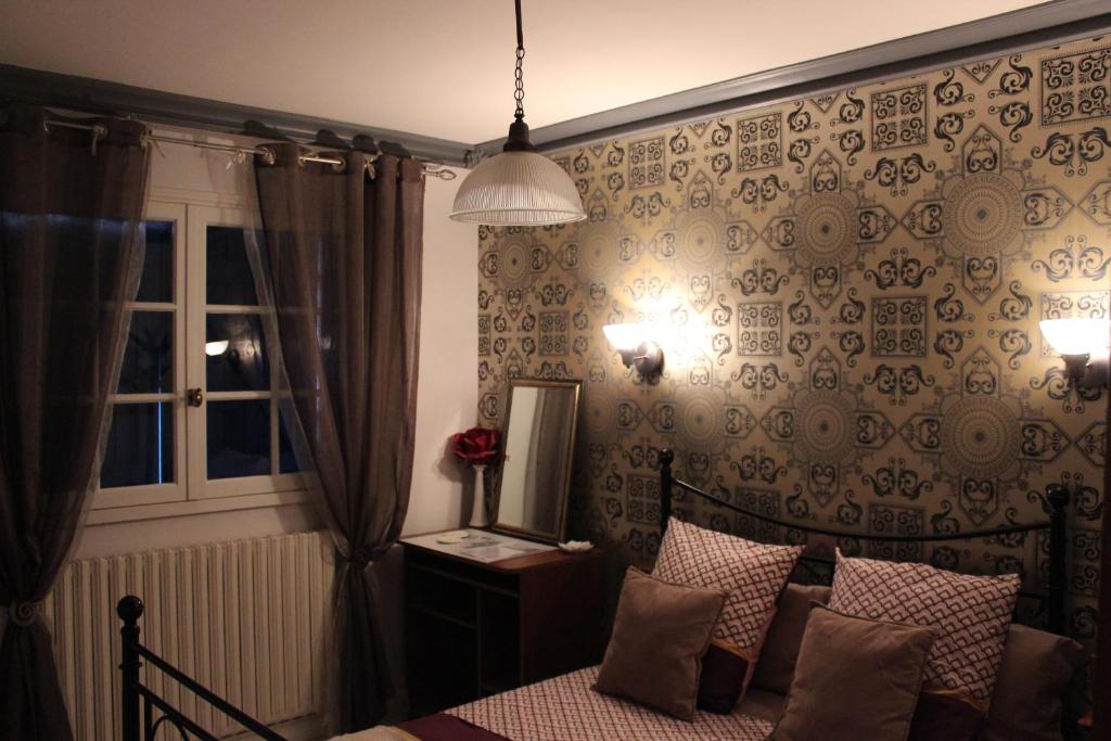 een slaapkamer met een bed en een raam bij Au Coeur du Bocage Vendéen in Chantonnay