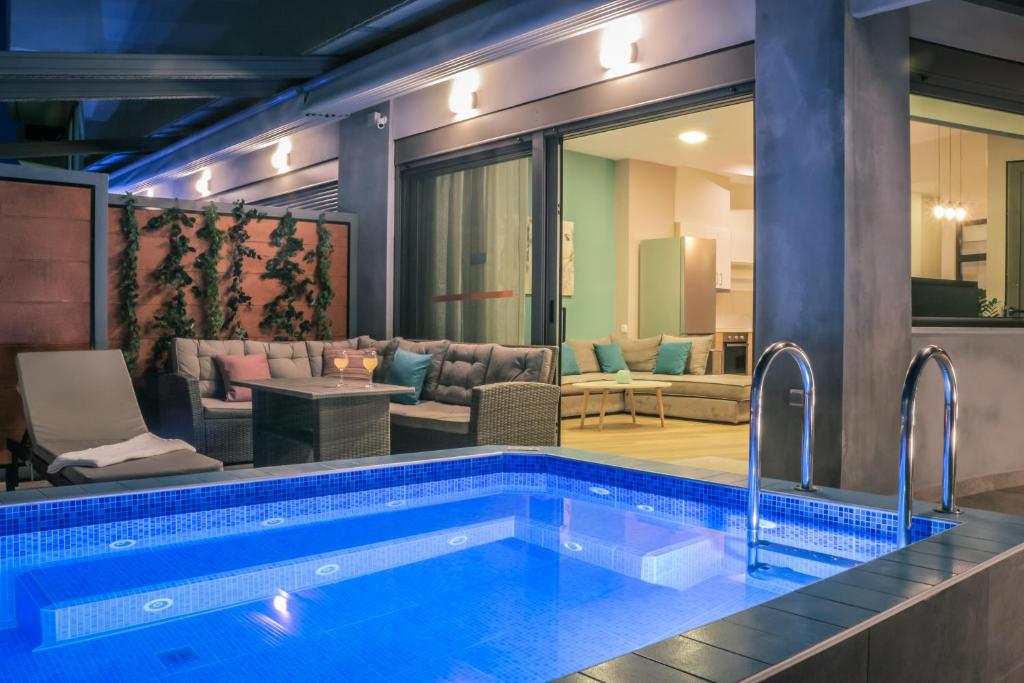 ハニア・タウンにあるEUPHORIA Luxury Apartmentのソファ付きの客室内のプールを利用できます。