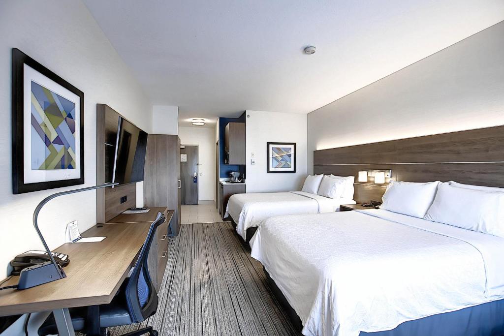 Postel nebo postele na pokoji v ubytování Holiday Inn Express Airport Calgary by IHG