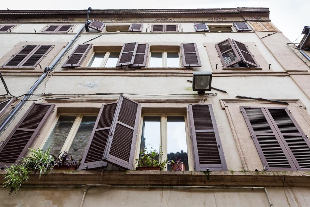 ein Gebäude mit Fenstern und Fensterläden darauf in der Unterkunft B&B La Giostra di Foligno in Foligno