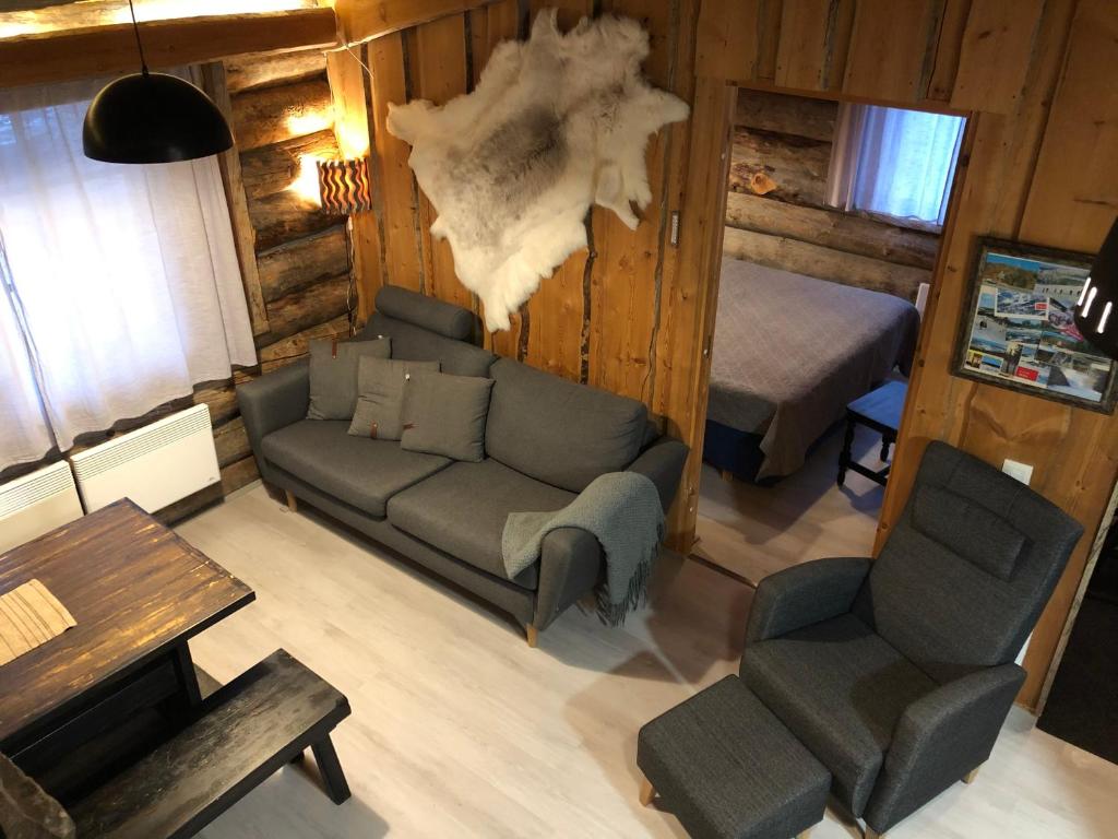 uma sala de estar com um sofá e uma cama em Rukansalmi em Ruka