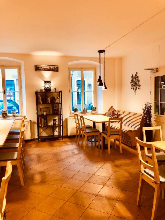 una cucina e una sala da pranzo con tavolo e sedie di Penzion Laterna a Litoměřice