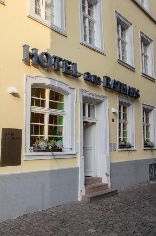 a yellow building with a sign that reads hotel run rails at Hotel am Rathaus in Heidelberg