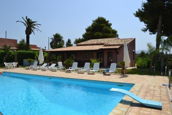 Bazén v ubytovaní Holiday Menfi | Casale Abate alebo v jeho blízkosti