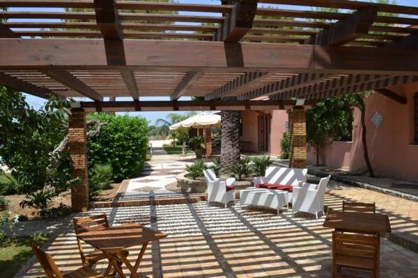 Patio alebo iná vonkajšia časť ubytovania Holiday Menfi | Casale Abate