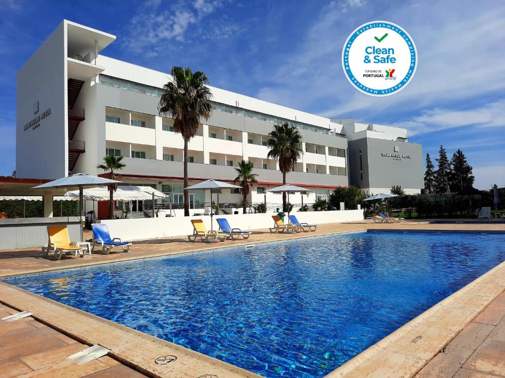 uma piscina em frente a um hotel em BejaParque Hotel em Beja