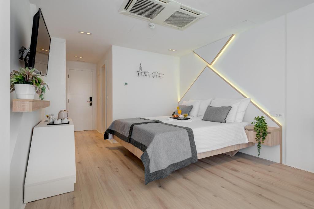 um quarto com uma cama e uma televisão em Hotel Pax em Split