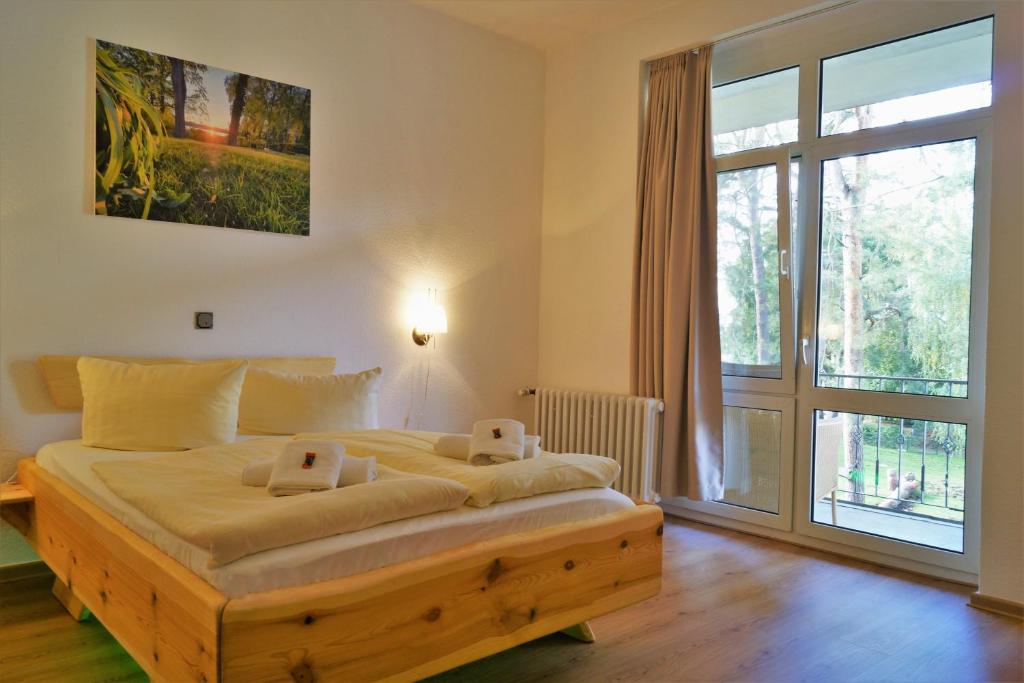 Postel nebo postele na pokoji v ubytování Waldhotel am See Berlin-Schmöckwitz