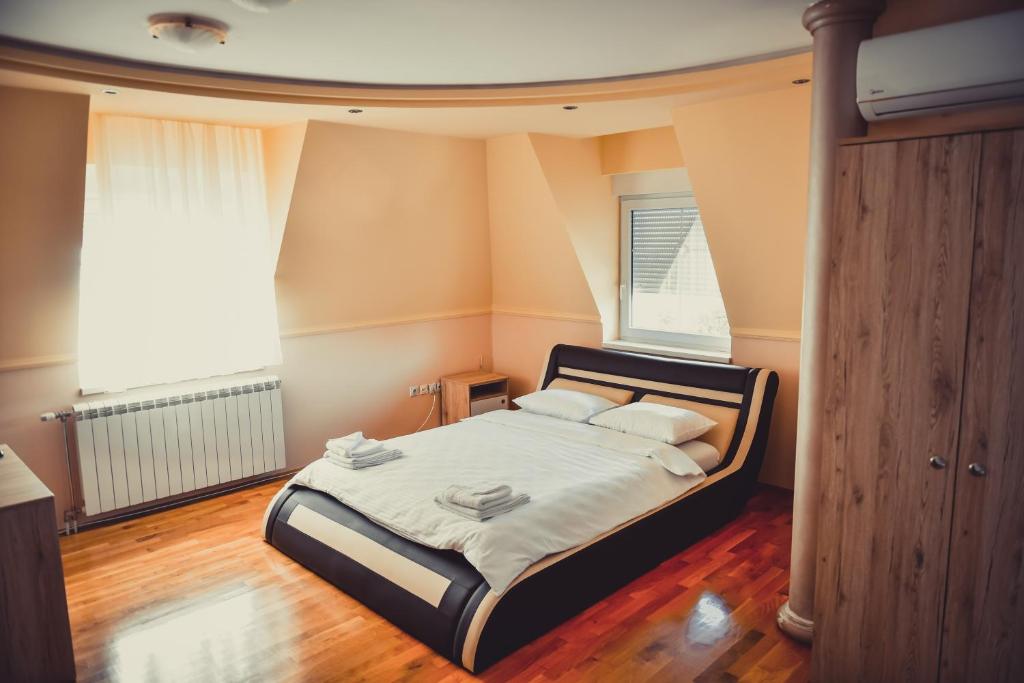 
Apartment with Pool View 
