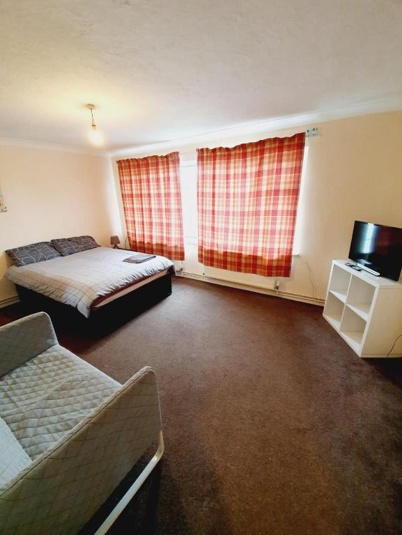 A bed or beds in a room at 4 Bedroom Thundersley Apartment