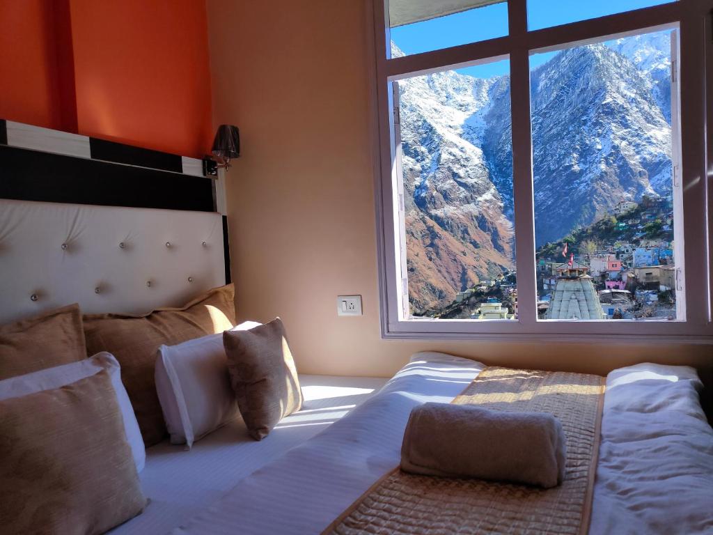 A bed or beds in a room at Uday Palace Joshimath